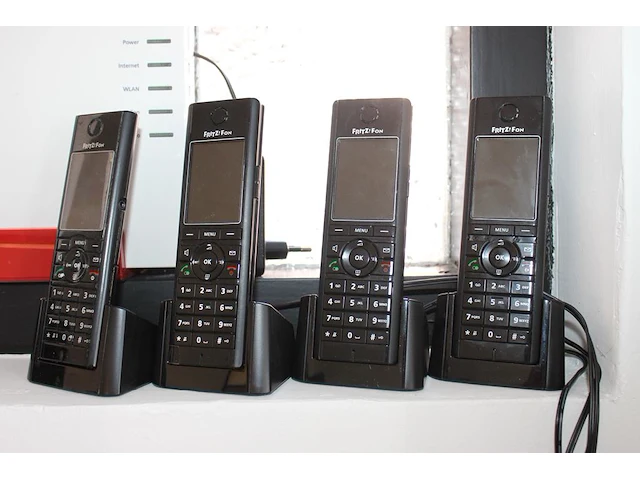 Acht handheld telefoons dect fritz!fon met avm fritz!box router. - afbeelding 2 van  3