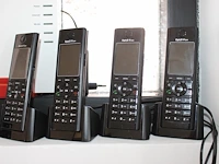 Acht handheld telefoons dect fritz!fon met avm fritz!box router. - afbeelding 2 van  3