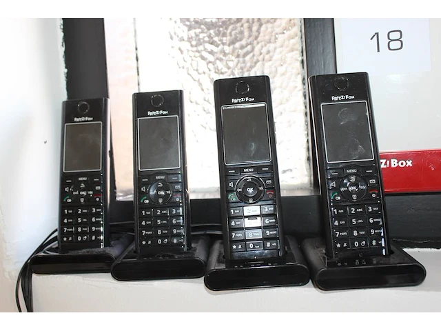 Acht handheld telefoons dect fritz!fon met avm fritz!box router. - afbeelding 3 van  3