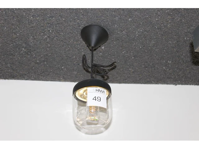 Acht hanglampen met glazen kap met doorsnede 15 cm. - afbeelding 1 van  2