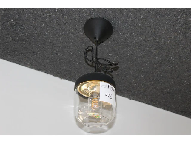 Acht hanglampen met glazen kap met doorsnede 15 cm. - afbeelding 2 van  2