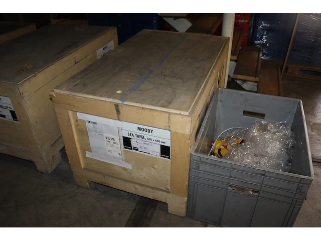 Acht houten beursstatefels in diverse uitvoeringen, afm. 60 x 60 x 115 cm in transportkisten. - afbeelding 1 van  3