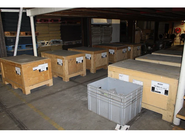 Acht houten beursstatefels in diverse uitvoeringen, afm. 60 x 60 x 115 cm in transportkisten. - afbeelding 2 van  3