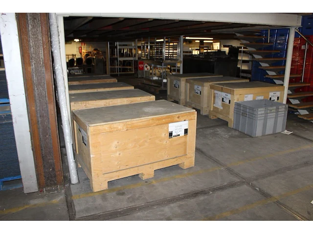 Acht houten beursstatefels in diverse uitvoeringen, afm. 60 x 60 x 115 cm in transportkisten. - afbeelding 3 van  3