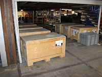 Acht houten beursstatefels in diverse uitvoeringen, afm. 60 x 60 x 115 cm in transportkisten. - afbeelding 3 van  3