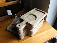 Acht houten dienbladen 33 x 22 cm. - afbeelding 2 van  2
