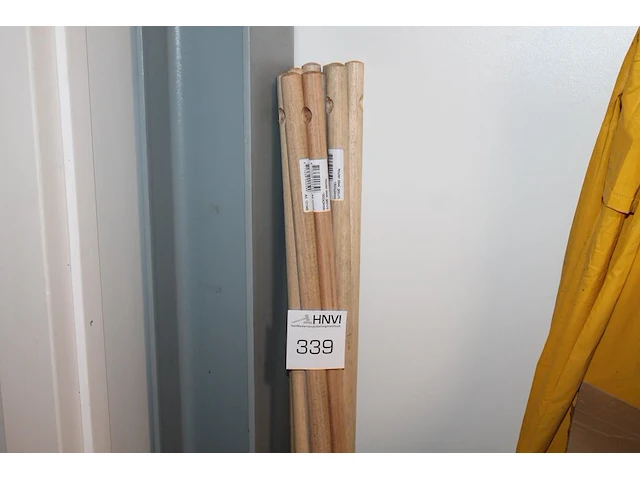 Acht houten stelen. - afbeelding 1 van  2