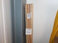 Acht houten stelen. - afbeelding 1 van  2