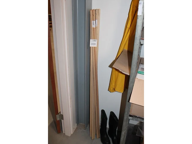 Acht houten stelen. - afbeelding 2 van  2