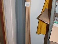 Acht houten stelen. - afbeelding 2 van  2