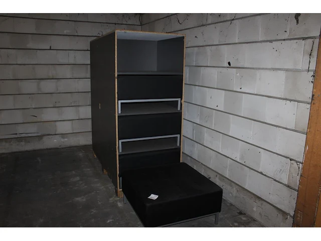 Acht kunstlederen poefen met afm. 80 x 80 x40 cm in transportpallet. - afbeelding 1 van  1