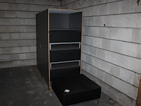 Acht kunstlederen poefen met afm. 80 x 80 x40 cm in transportpallet. - afbeelding 1 van  1