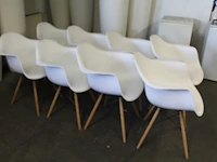 Acht kunststof kuipstoeltjes - afbeelding 1 van  2