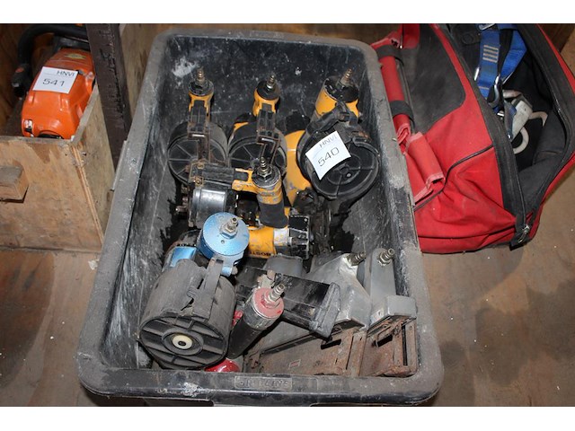 Acht luchtgereedschappen in kunststof bak w.o. bostich en senco. - afbeelding 1 van  2