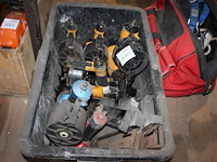 Acht luchtgereedschappen in kunststof bak w.o. bostich en senco. - afbeelding 1 van  2