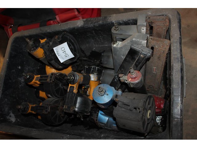 Acht luchtgereedschappen in kunststof bak w.o. bostich en senco. - afbeelding 2 van  2