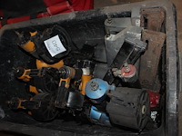 Acht luchtgereedschappen in kunststof bak w.o. bostich en senco. - afbeelding 2 van  2