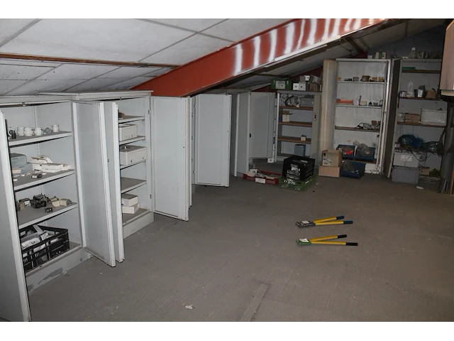Acht metalen magazijnkasten in diverse maten en uitvoeringen waaronder 100 x 45 x 195 cm gevuld met diverse... - afbeelding 1 van  6