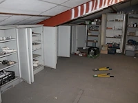 Acht metalen magazijnkasten in diverse maten en uitvoeringen waaronder 100 x 45 x 195 cm gevuld met diverse... - afbeelding 1 van  6