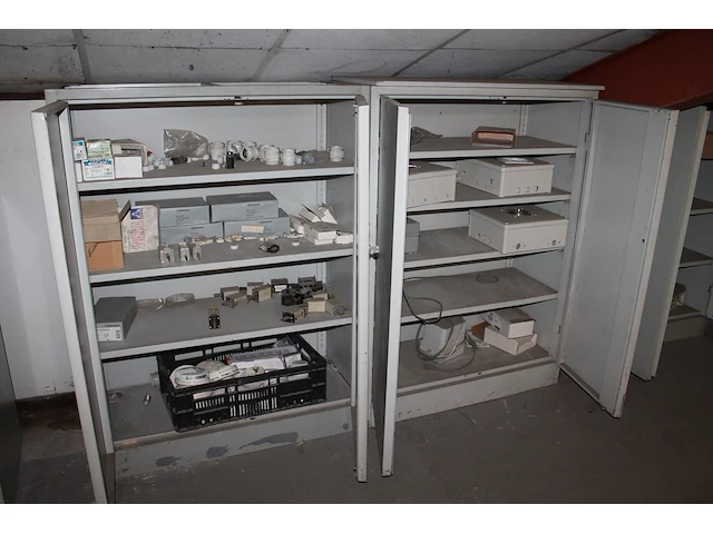 Acht metalen magazijnkasten in diverse maten en uitvoeringen waaronder 100 x 45 x 195 cm gevuld met diverse... - afbeelding 2 van  6