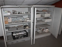 Acht metalen magazijnkasten in diverse maten en uitvoeringen waaronder 100 x 45 x 195 cm gevuld met diverse... - afbeelding 2 van  6