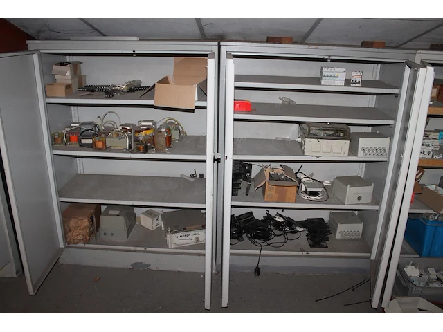 Acht metalen magazijnkasten in diverse maten en uitvoeringen waaronder 100 x 45 x 195 cm gevuld met diverse... - afbeelding 3 van  6