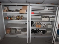 Acht metalen magazijnkasten in diverse maten en uitvoeringen waaronder 100 x 45 x 195 cm gevuld met diverse... - afbeelding 3 van  6