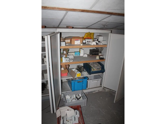 Acht metalen magazijnkasten in diverse maten en uitvoeringen waaronder 100 x 45 x 195 cm gevuld met diverse... - afbeelding 4 van  6