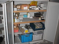 Acht metalen magazijnkasten in diverse maten en uitvoeringen waaronder 100 x 45 x 195 cm gevuld met diverse... - afbeelding 4 van  6