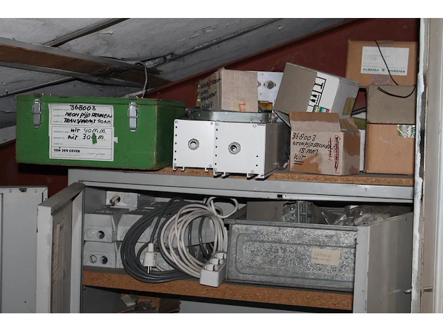 Acht metalen magazijnkasten in diverse maten en uitvoeringen waaronder 100 x 45 x 195 cm gevuld met diverse... - afbeelding 5 van  6