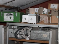 Acht metalen magazijnkasten in diverse maten en uitvoeringen waaronder 100 x 45 x 195 cm gevuld met diverse... - afbeelding 5 van  6
