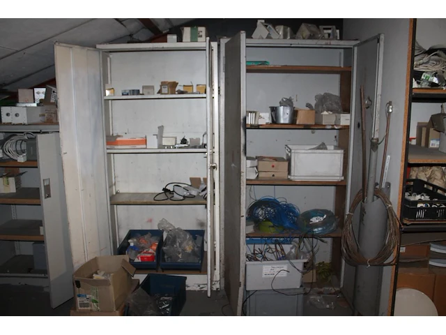Acht metalen magazijnkasten in diverse maten en uitvoeringen waaronder 100 x 45 x 195 cm gevuld met diverse... - afbeelding 6 van  6
