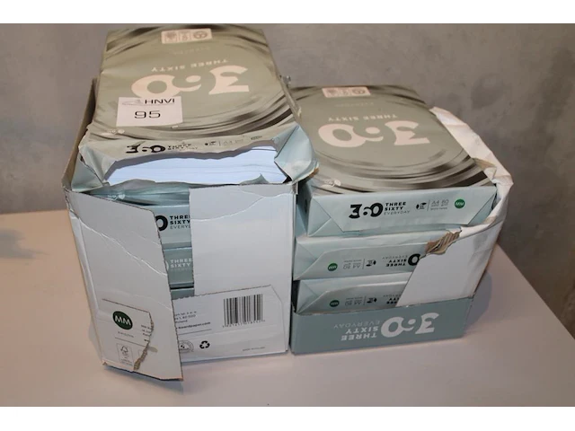 Acht pakken a4-papier. - afbeelding 1 van  1