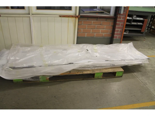 Acht platen kobaltblauwe dibont 260 x 268 cm op pallet. let op! mogelijk met opdruk. - afbeelding 1 van  2