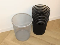 Acht prullenbakken in twee uitvoeringen. - afbeelding 1 van  2