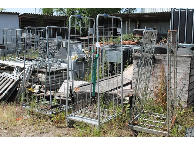 Acht rolcontainers in diverse uitvoeringen. - afbeelding 1 van  3