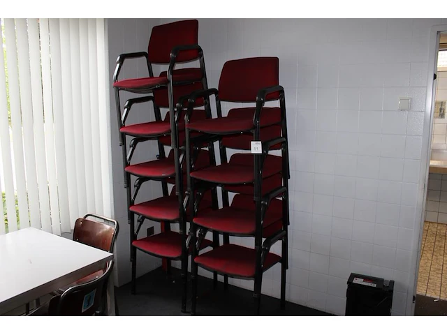 Acht stapelbare stoelen met rode bekleding. - afbeelding 1 van  3