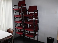 Acht stapelbare stoelen met rode bekleding. - afbeelding 1 van  3