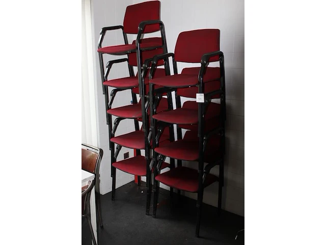 Acht stapelbare stoelen met rode bekleding. - afbeelding 2 van  3