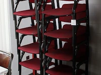 Acht stapelbare stoelen met rode bekleding. - afbeelding 2 van  3