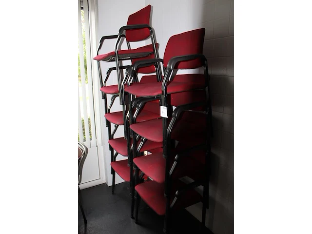Acht stapelbare stoelen met rode bekleding. - afbeelding 3 van  3