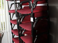 Acht stapelbare stoelen met rode bekleding. - afbeelding 3 van  3