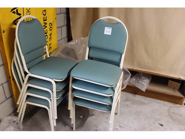 Acht stapelbare vergaderstoelen. - afbeelding 1 van  2