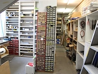 Acht wandorganisers gevuld met bevestigingsmaterialen waaronder revetten, schroeven, bouten, moeren, enz. - afbeelding 1 van  2
