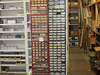 Acht wandorganisers gevuld met bevestigingsmaterialen waaronder revetten, schroeven, bouten, moeren, enz. - afbeelding 2 van  2