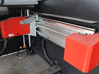 Achtassige kantbank amada hrb 1003 met besturing amnc3. perscapaciteit 1000 kn. werkbreedte 300 cm. slag 25... - afbeelding 4 van  27