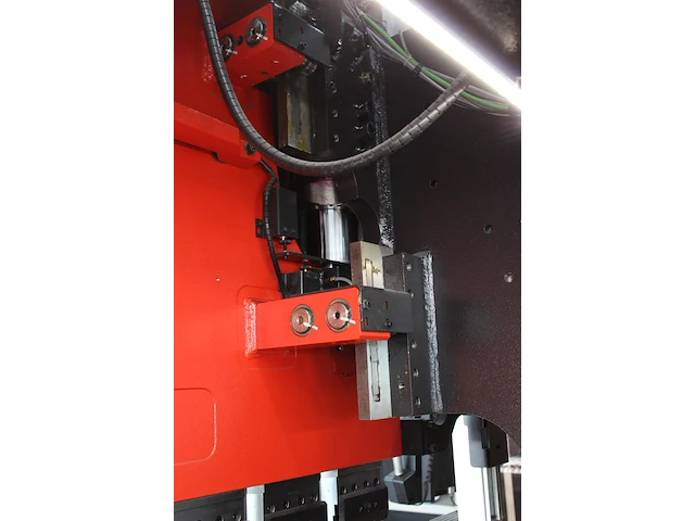 Achtassige kantbank amada hrb 1003 met besturing amnc3. perscapaciteit 1000 kn. werkbreedte 300 cm. slag 25... - afbeelding 5 van  27