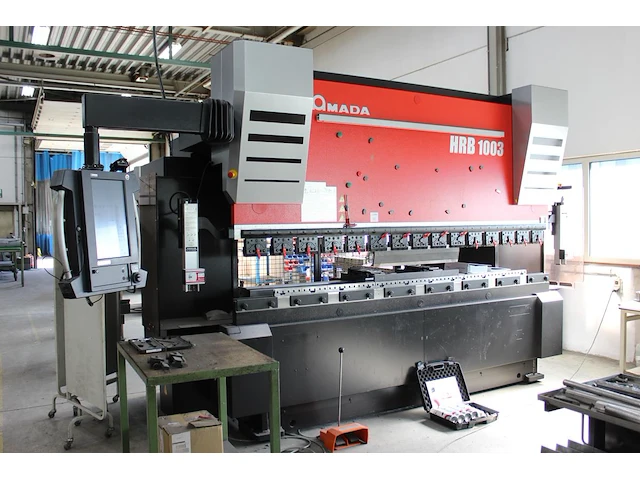 Achtassige kantbank amada hrb 1003 met besturing amnc3. perscapaciteit 1000 kn. werkbreedte 300 cm. slag 25... - afbeelding 1 van  27