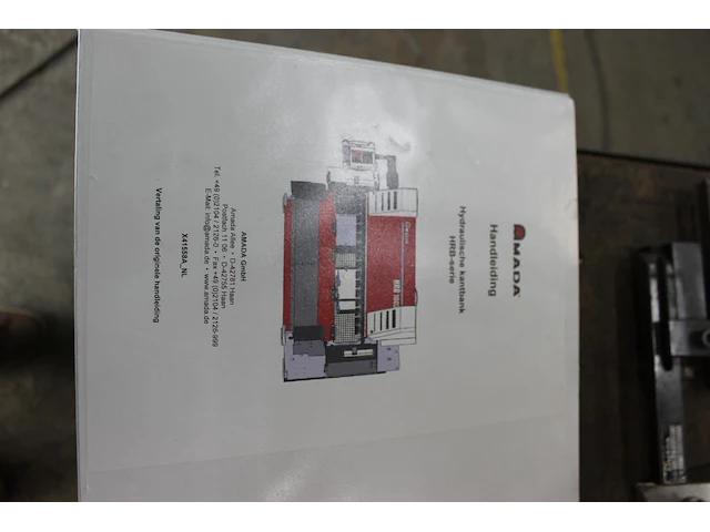 Achtassige kantbank amada hrb 1003 met besturing amnc3. perscapaciteit 1000 kn. werkbreedte 300 cm. slag 25... - afbeelding 16 van  27