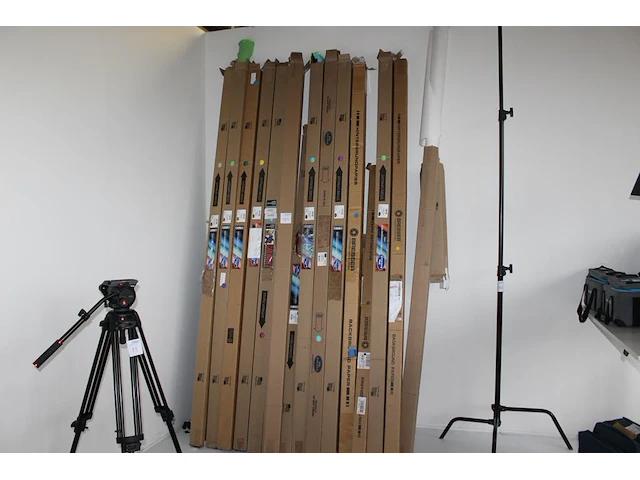 Achtergrondpapier in grote diversiteit aan kleuren in 16 verpakkingen en twee statieven. compleetheid onbek... - afbeelding 1 van  5